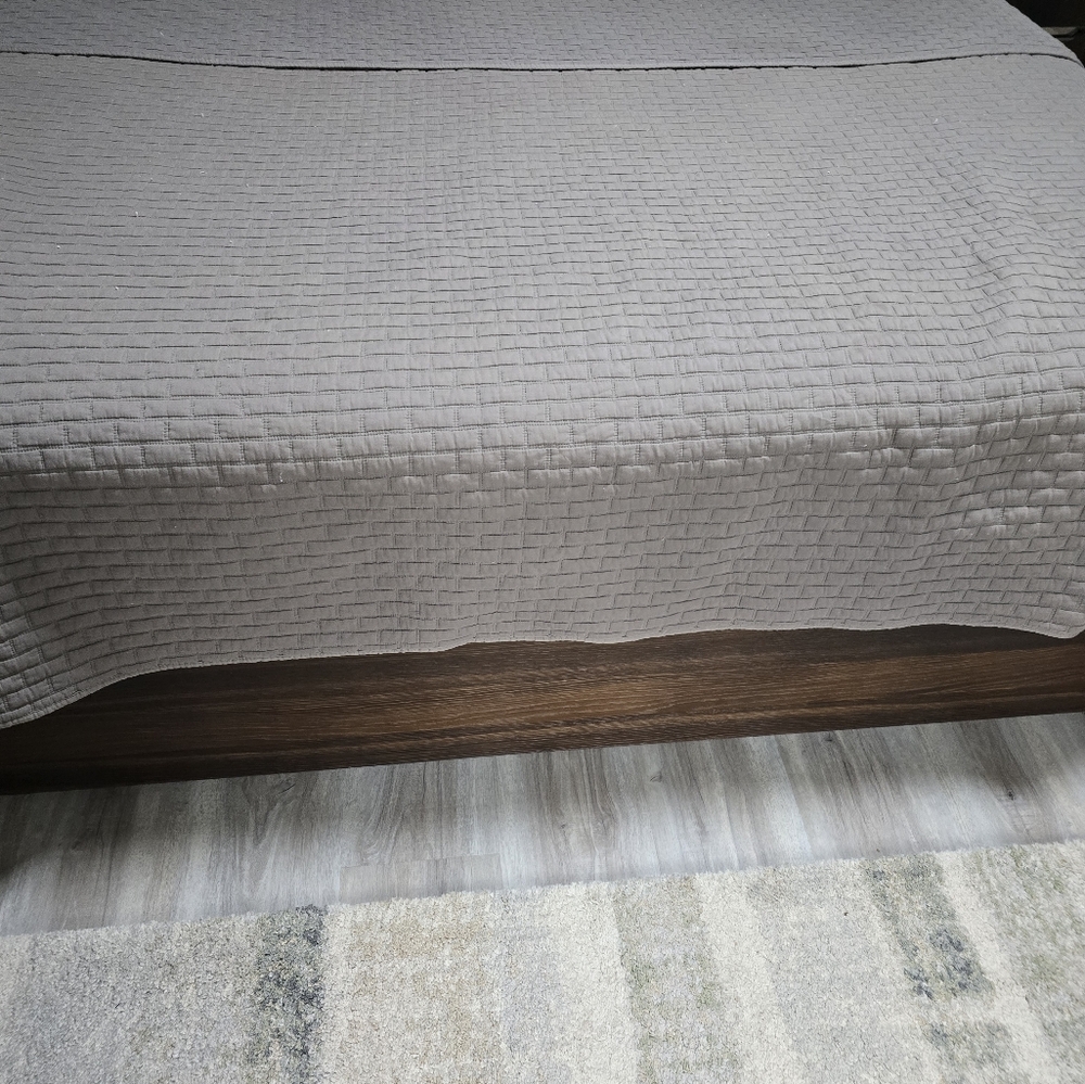 Elegant Gray Quilted Bedspread - Picture 6 of 9
